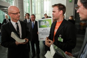 Timo Lange (r.) bei der Übergabe der Unterschriften an Siegfried Kauder (CDU) | LobbyControl