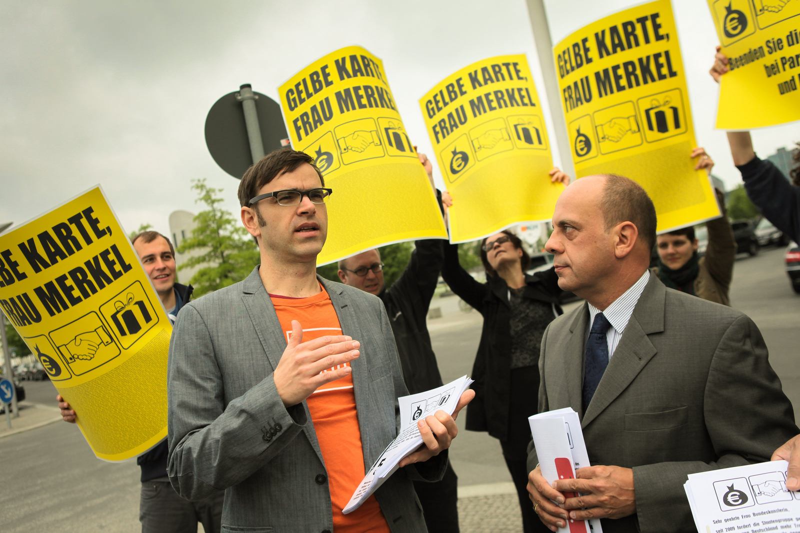Gelbe Karte für Merkel