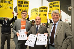 Übergabe Unterschriften - Gelbe Karte an Merkel