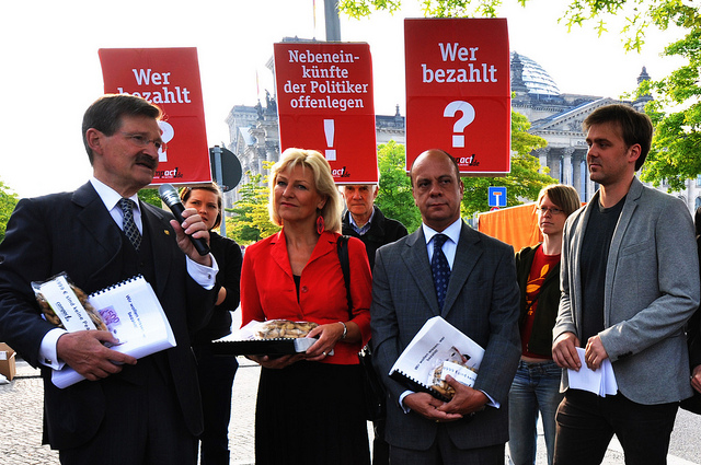 Unterschriftenübergabe und Aktion zur Offenlegung der Nebeneinkünfte von Politikern Unterschriftenübergabe und Aktion zur Offenlegung der Nebeneinkünfte von Politikern, Mai 2011 - © Alle Rechte vorbehalten von campact