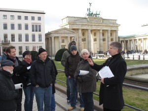 Lobby-Stadtführer Dietmar Jazbinsek am Pariser Platz in Berlin