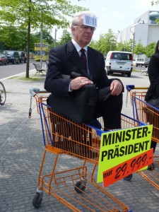 Ministerpräsident im Einkaufswagen