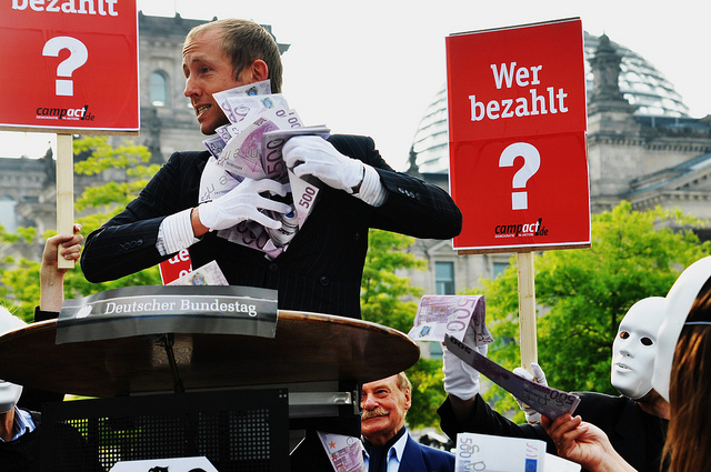 Unterschriftenübergabe und Aktion zur Offenlegung der Nebeneinkünfte von Politikern, Mai 2011 - © Alle Rechte vorbehalten von campact