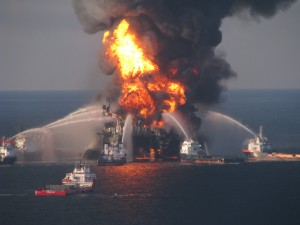 Löscheinsatz im Kampf gegen das Feuer auf der BP-Bohrinsel Deepwater Horizon, aufgenommen von einem Helikopter der US-Küstenwache. Quelle: wikicommons. Lizenz: Public Domain