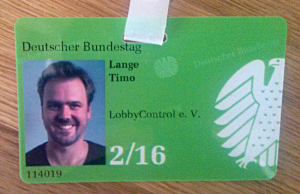 Das Foto zeigt den Hausausweis von Timo Lange von LobbyControl. LobbyControl ist in der Verbändeliste des Bundestages registriert und kann deshalb bis zu fünf Hausausweise beantragen.