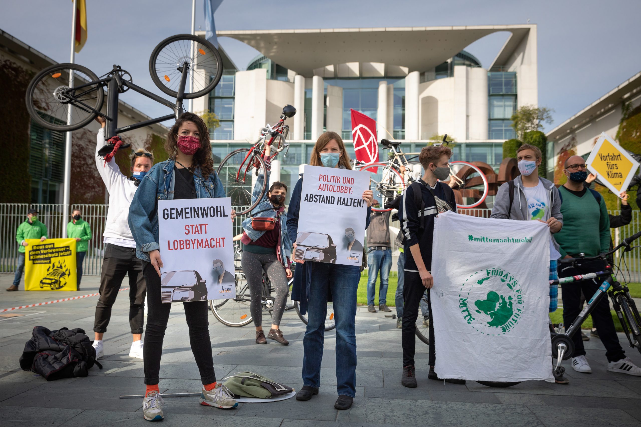 Protest vor dem Autogipfel gegen die einseitige Besetzung