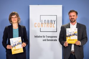 2 Personen halten die Brorschüre Lobbyreport in den Händen