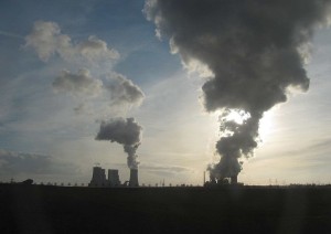 Das Bild zeigt das Kohlekraftwerk Niederaußem von RWE im rheinischen Braunkohlerevier.