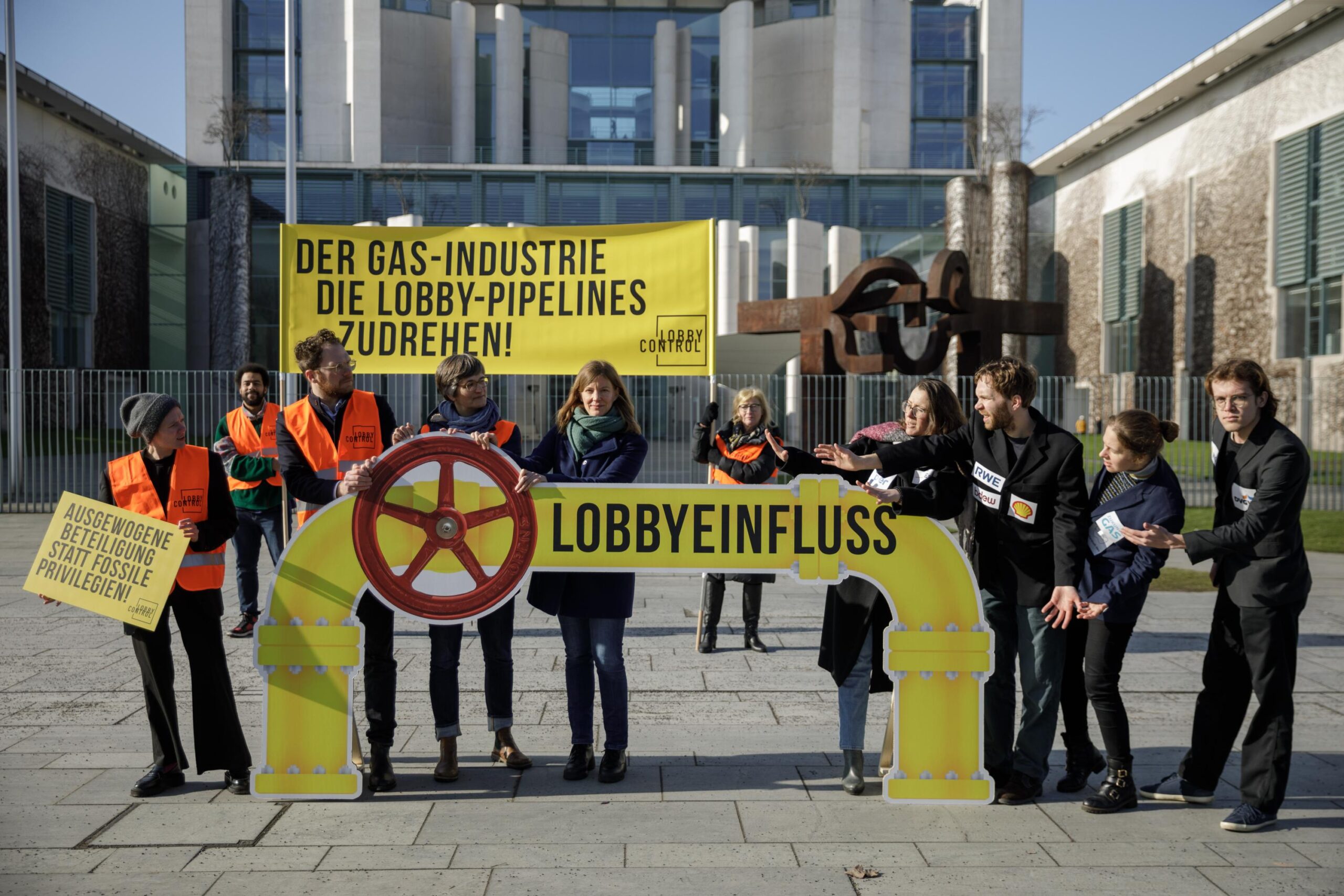 Der Gas-Industrie die Lobby-Pipelines zudrehen: Aktion vor dem Kanzleramt