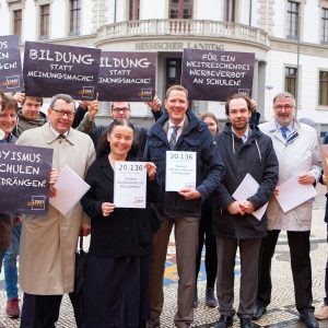 Foto der LobbyControl-Protestaktion Anfang Mai vor dem Hessischen Landtag