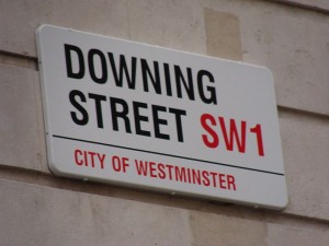Das Bild zeigt das Straßenschild der Downing Street. Dort befindet sich der offizielle Amts- und Wohnsitz von zwei der wichtigsten britischen Regierungsmitglieder – des Premierministers und des Schatzkanzlers.