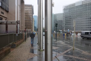 Das Bild zeigt auf der linken Seite das EU-Ratsgebäude und auf der rechten Seite das Berlaymont und das Charlemagne Gebäude der EU-Kommission.