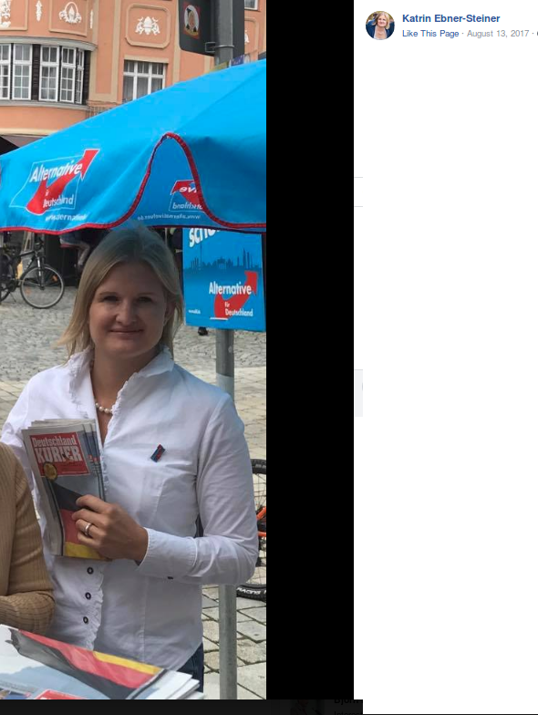 Die AfD-Politikerin Ebner-Steiner mit Deutschland-Kurier am Wahlkampfstand, Aug 201