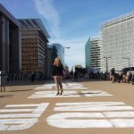 Während der letzten Aktionswoche in Brüssel gegen TTIP, CETA und TiSA wurde der Platz zwischen Rat und Kommission bemalt.