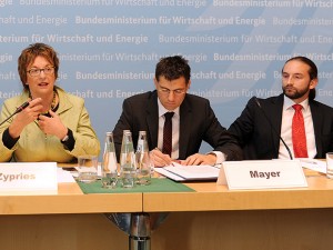 Staatssekretärin Brigitte Zypries stellt mit den Gutachtern Franz C. Mayer, LL.M. (Yale), Universität Bielefeld und Stephan Schill, LL.M (NYU) (Max-Planck-Institut für ausländisches und öffentliches Recht in Heidelberg) (v.l.n.r.) die Gutachten zu CETA vor. Das Gutachten zum Investitionsschutz stannt von Stephan Schill.