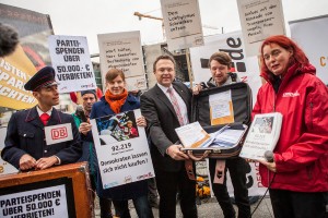 Friedrich nimmt Unterschriften entgegen