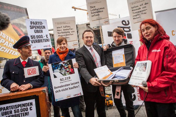 Friedrich-mitKoffer-Aktion-Koalitionsverhandlungen