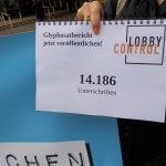 Das Bild zeigt Nina Katzemich von LobbyControl bei dem Versuch der Übergabe unserer Unterschriften an die EU-Kommission in Brüssel.