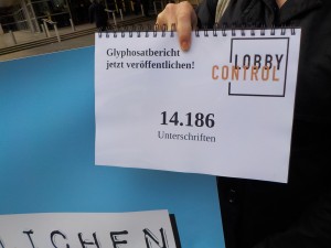 Das Bild zeigt Nina Katzemich von LobbyControl bei dem Versuch der Übergabe unserer Unterschriften an die EU-Kommission in Brüssel.