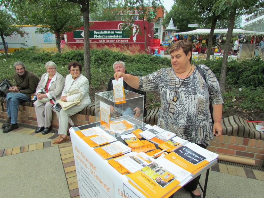 Die Unterschrift landet in der Wahlurne