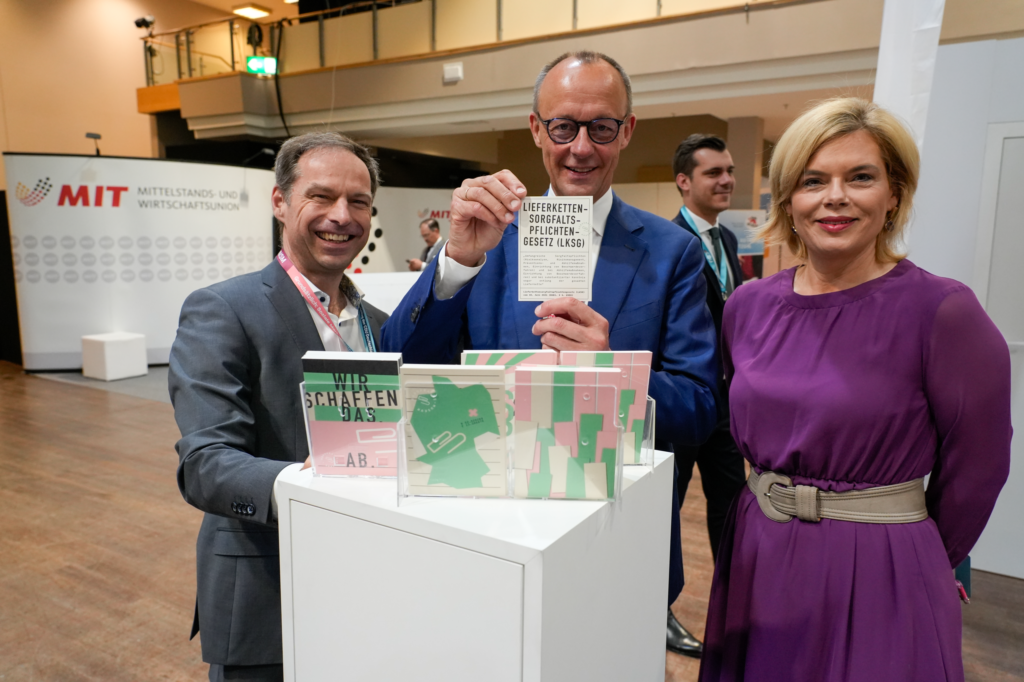 Thorsten Alsleben (INSM), Friedrich Merz und Julia Klöckner (CDU) beim Parteitag der CDU 2024 in Berlin.