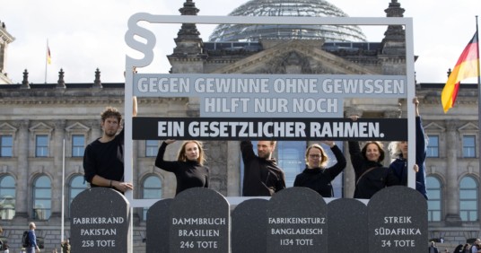 Foto: Initiative Lieferkettengesetz/Stephan Lelarge Aktion der Initiative Lieferkettengesetz vor dem Bundestag
