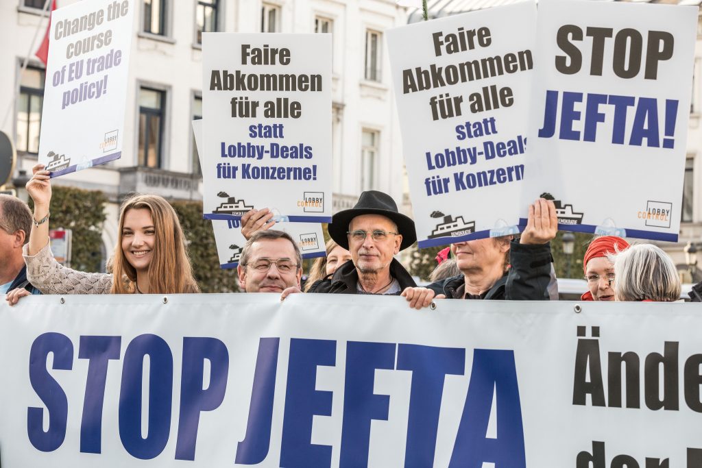 LobbyControl Aktive bei Protesten gegen die JEFTA-Ratifizierung in Brüssel. © LobbyControl.