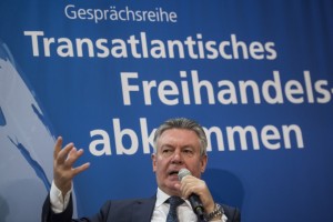 Das Bild zeigt Ex-EU-Handelskommissar Karel de Gucht bei einer Veranstaltung zum TTIP-Freihandelsabkommen in Berlin.