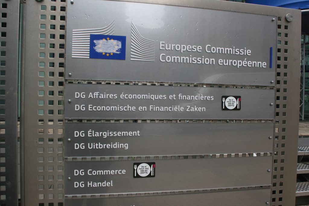 Eingangsschild mehrerer Direktionen der EU-Kommission: Wirtschaft und Finanzen, Erweiterung der EU und Handel.