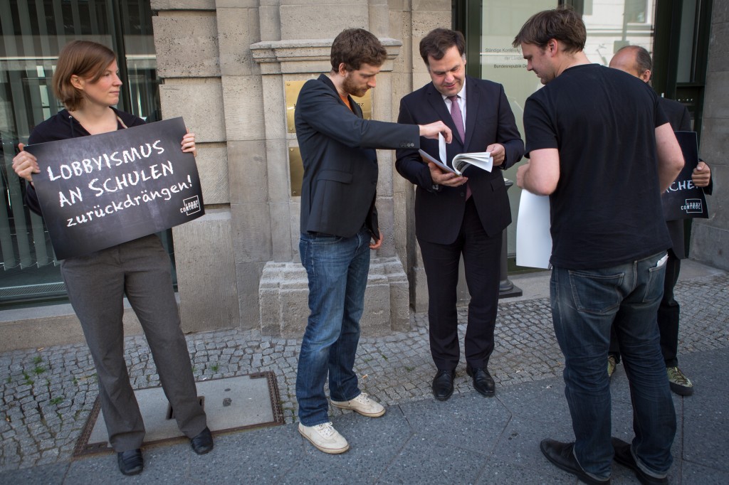 Unterschriftenübergabe Lobbycontrol