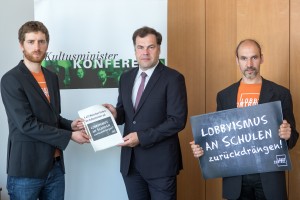 Unterschriftenübergabe Lobbycontrol