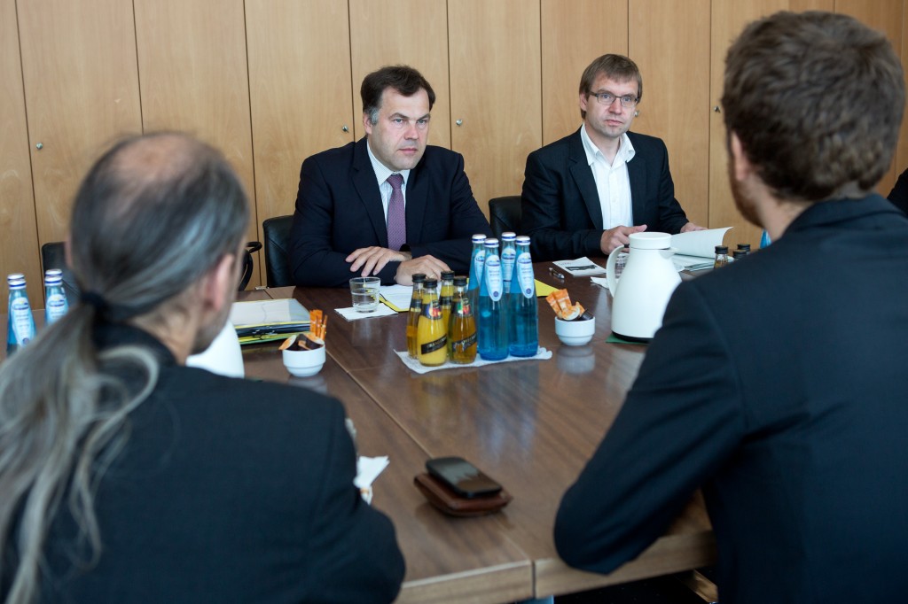 Unterschriftenübergabe Lobbycontrol