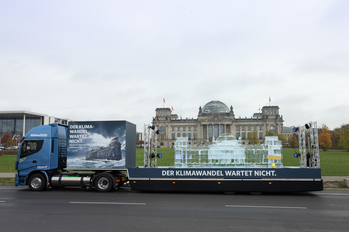 LNG-Truck vor dem Bundestag