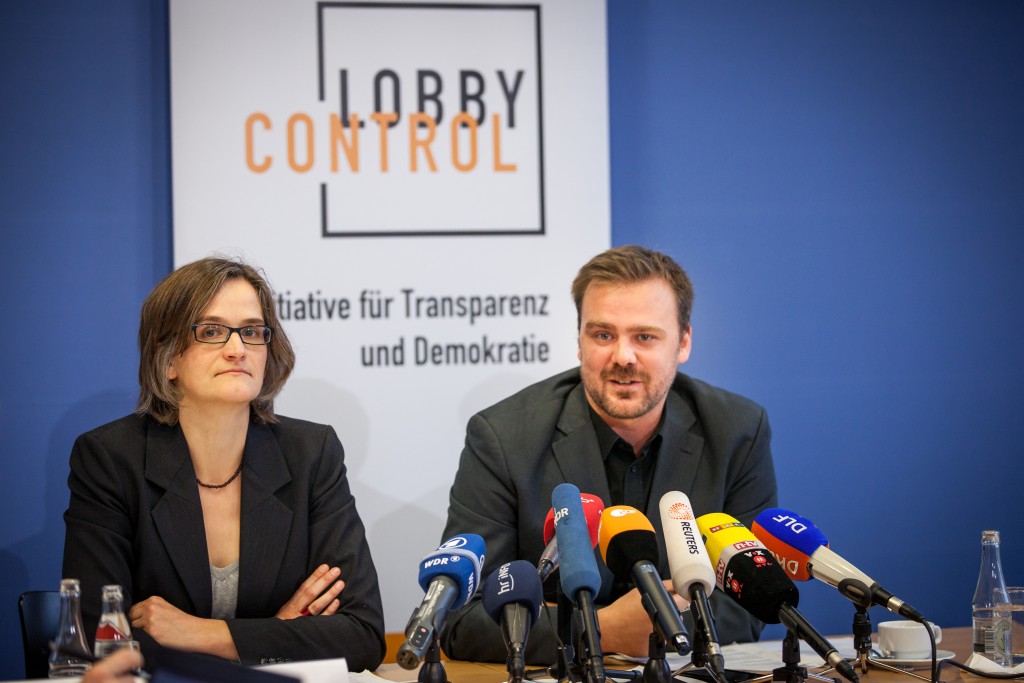 Imke Dierßen und Timo Lange bei der Vorstellung des Lobbyreports 2015.