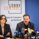 Das Foto zeigt Imke Dierßen und Timo Lange bei der Vorstellung des Lobbyreports 2015.
