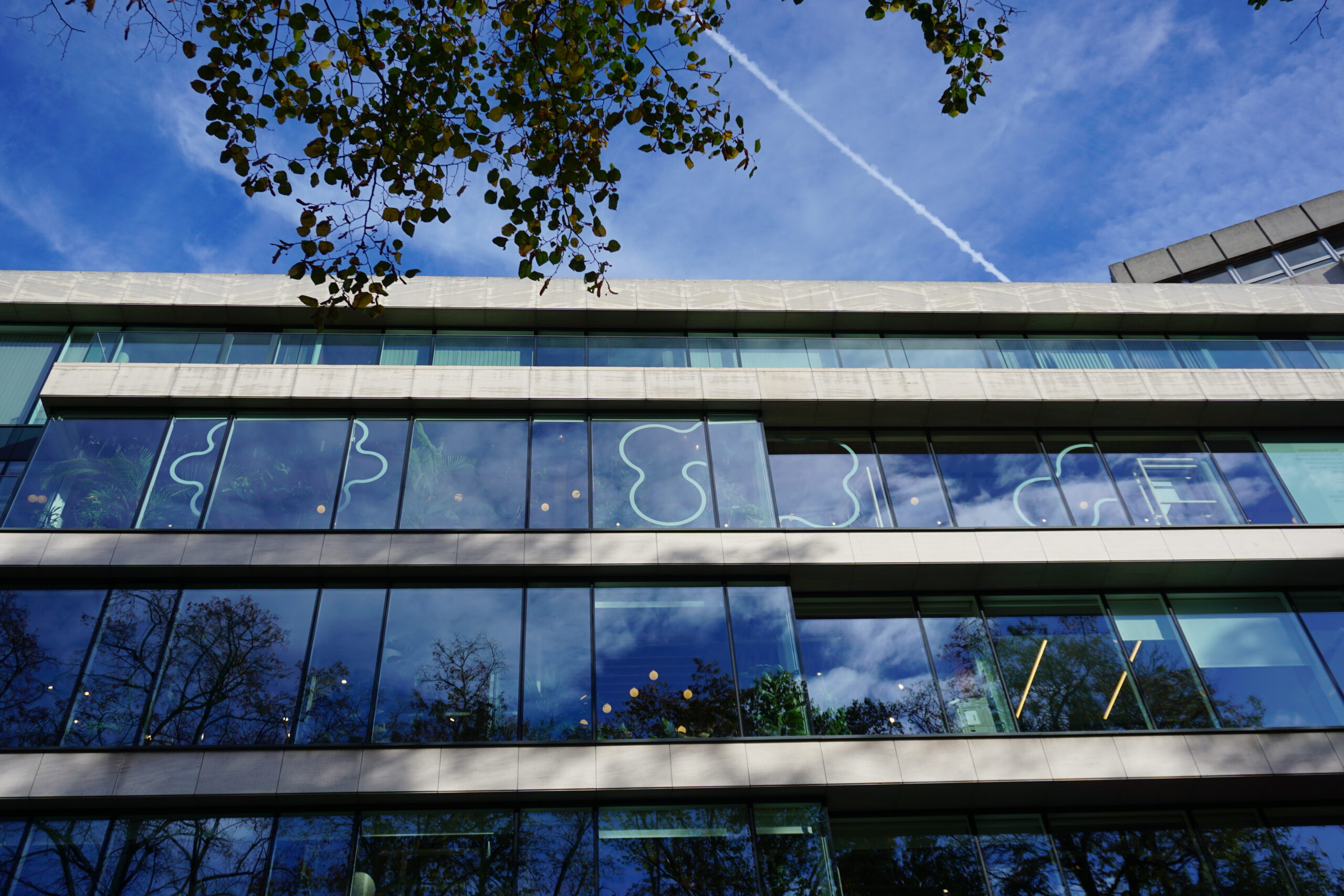 Glasfassade eines Bürogebäudes in Brüssel