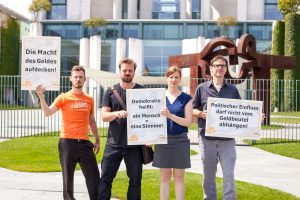 LobbyControl-Protestaktion vor dem Kanzleramt gegen die Macht des Geldes. Foto: J. Huber/ LobbyControl