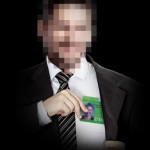 Ein anonymer Lobbyist zeigt seinen Bundestags-Hausausweis