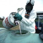 Ein Monsanto Pestizid wird für die Versprühung auf dem Feld vorbereitet.