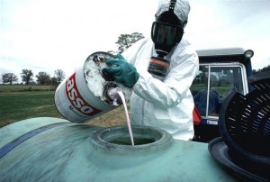 Ein Monsanto Pestizid wird für die Versprühung auf dem Feld vorbereitet.