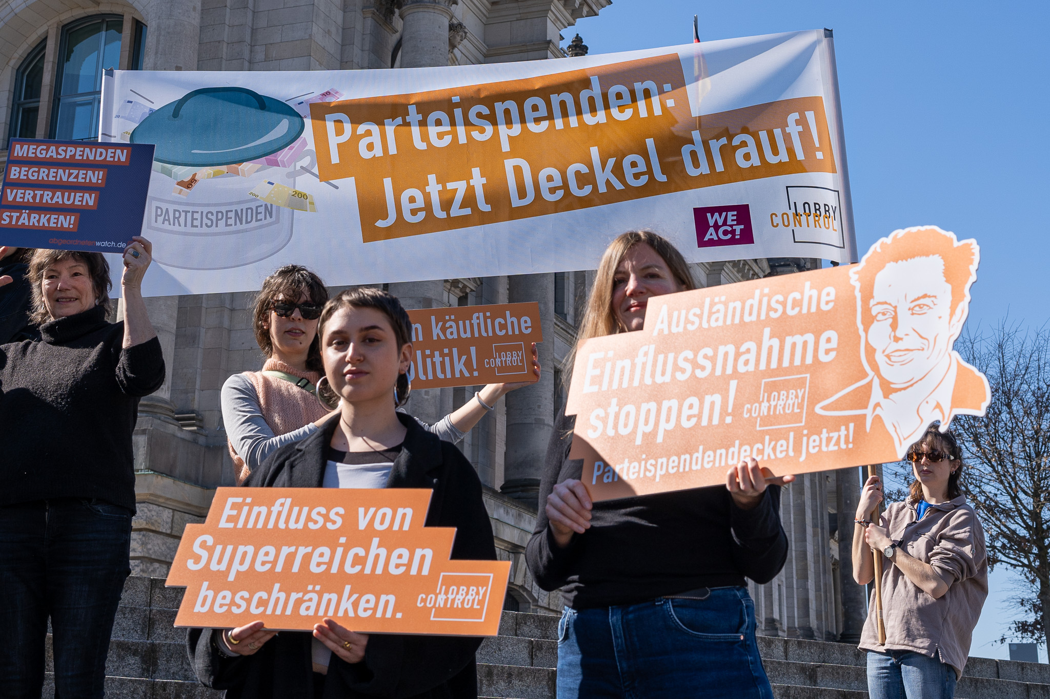 Aktion für einen Parteispendendeckel vor dem Bundestag