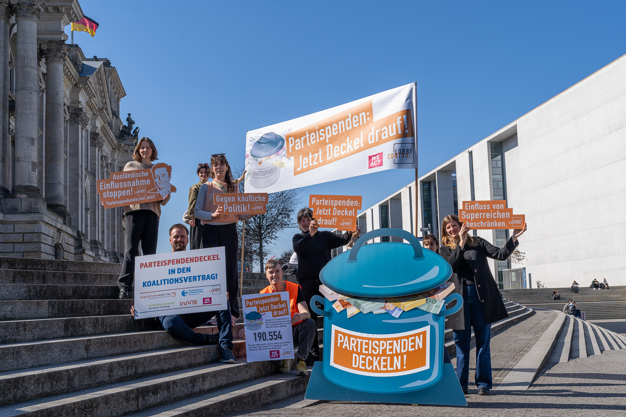 Aktion für einen Parteispendendeckel vor dem Bundestag