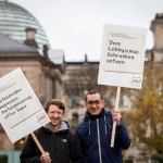 Plakate vor Bundestag-Aktion-Koalitionsverhandlungen