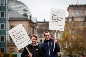 Plakate vor Bundestag-Aktion-Koalitionsverhandlungen