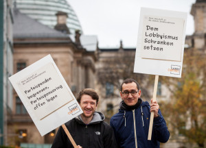 Plakate vor Bundestag-Aktion-Koalitionsverhandlungen