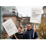 Plakate vor Bundestag-Aktion-Koalitionsverhandlungen