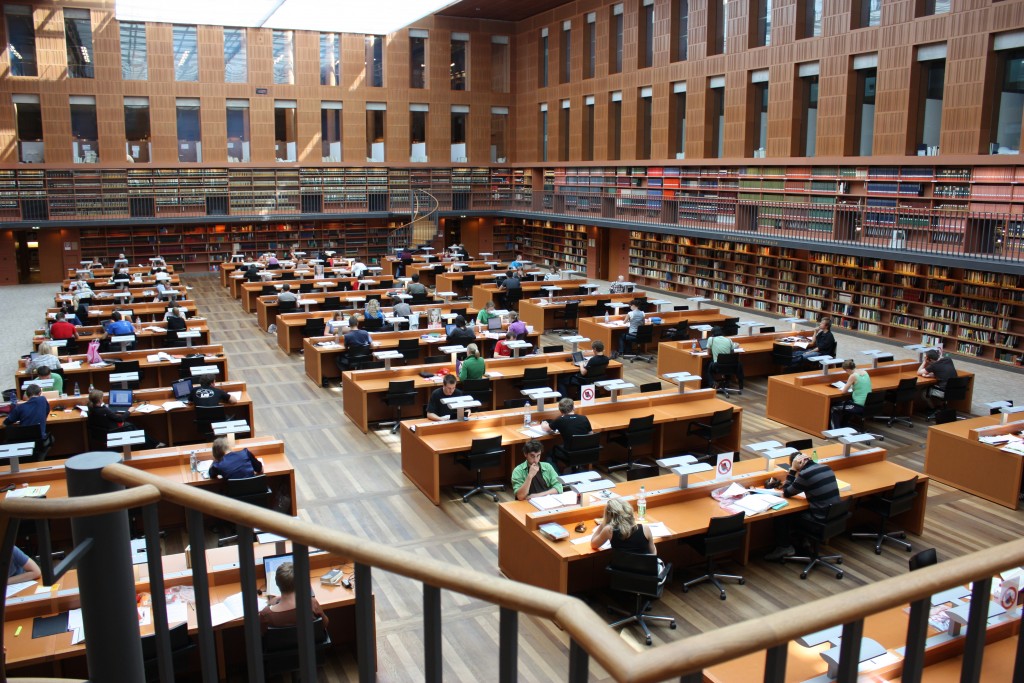 Das Foto zeigt den Lesesaal der Sächsischen Staatsbibliothek in Dresden. Dieser ist im Gegensatz zum TTIP-Lesesaal für die Öffentlichkeit zugänglich.