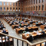 Das Foto zeigt den Lesesaal der Sächsischen Staatsbibliothek in Dresden. Dieser ist im Gegensatz zum TTIP-Lesesaal für die Öffentlichkeit zugänglich.