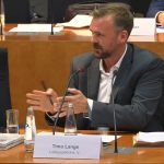 Timo Lange bei der Anhörung zum Lobbyregister