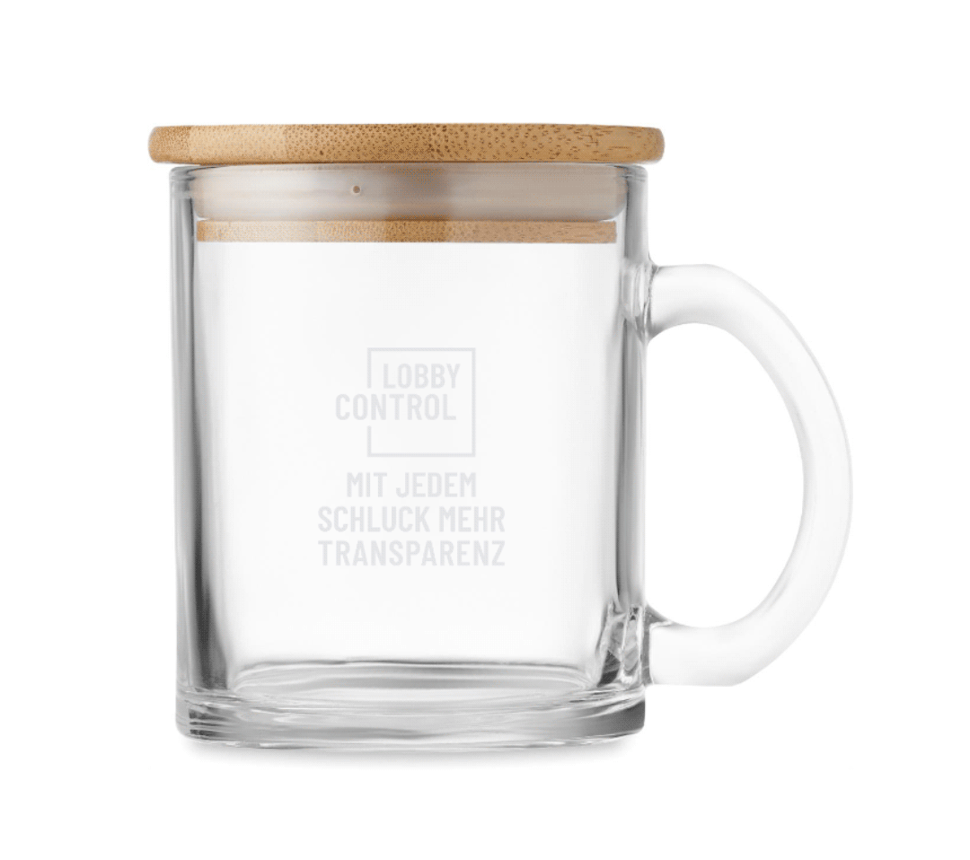 Eine Glas-Tasse mit Bambus-Deckel. Mit LobbyControl Logo-Aufdruck und dem Spruch: Mit jedem Schluck mehr Transparenz.